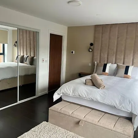 - 5 Bedrooms 4 Bathrooms - Private Parking * Glasgow