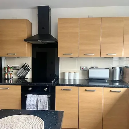 - 5 Bedrooms 4 Bathrooms - Private Parking Holiday home