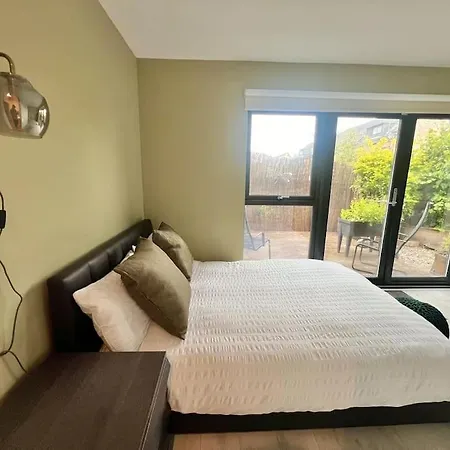 Hébergement de vacances - 5 Bedrooms 4 Bathrooms - Private Parking