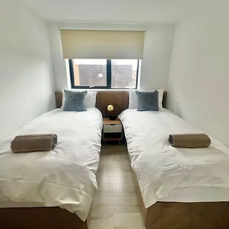 Holiday home - 5 Bedrooms 4 Bathrooms - Private Parking *