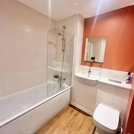 - 5 Bedrooms 4 Bathrooms - Private Parking Holiday home Glasgow