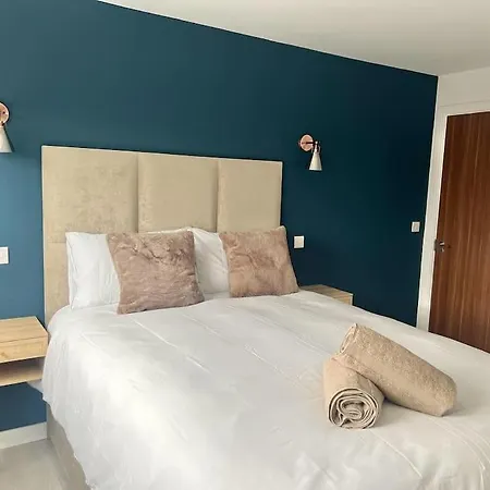 - 5 Bedrooms 4 Bathrooms - Private Parking *