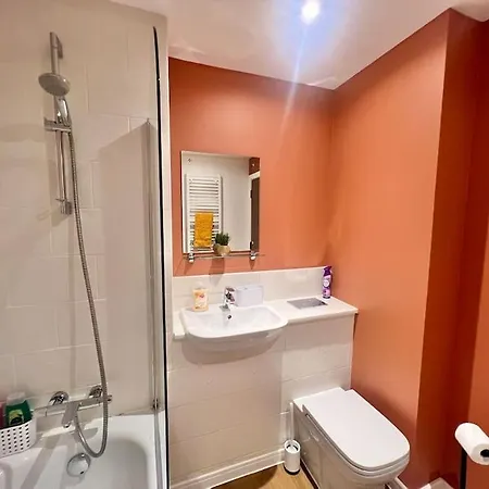 - 5 Bedrooms 4 Bathrooms - Private Parking Glasgow