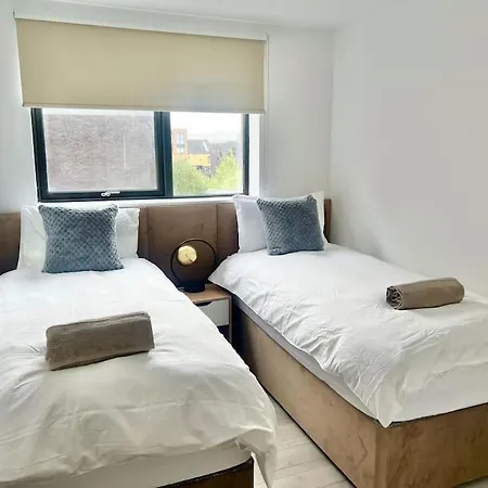 - 5 Bedrooms 4 Bathrooms - Private Parking * Glasgow