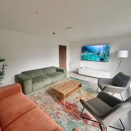 - 5 Bedrooms 4 Bathrooms - Private Parking