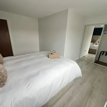 Holiday home - 5 Bedrooms 4 Bathrooms - Private Parking