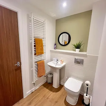 - 5 Bedrooms 4 Bathrooms - Private Parking Holiday home *