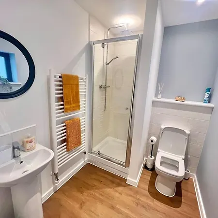 Hébergement de vacances - 5 Bedrooms 4 Bathrooms - Private Parking *