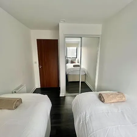 - 5 Bedrooms 4 Bathrooms - Private Parking *