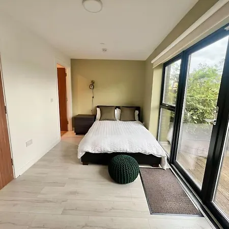 - 5 Bedrooms 4 Bathrooms - Private Parking Glasgow