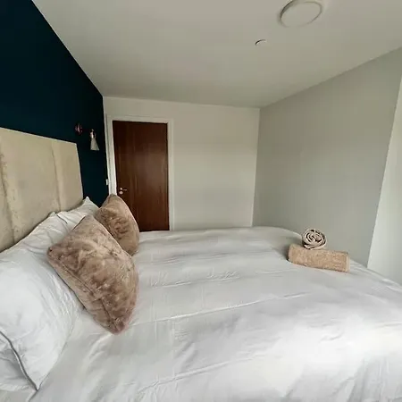 - 5 Bedrooms 4 Bathrooms - Private Parking