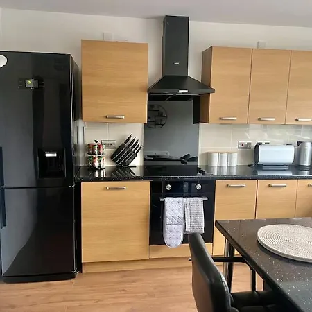 - 5 Bedrooms 4 Bathrooms - Private Parking Holiday home