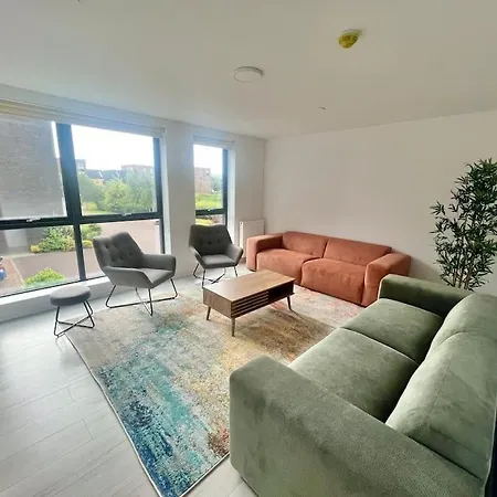 - 5 Bedrooms 4 Bathrooms - Private Parking Holiday home *