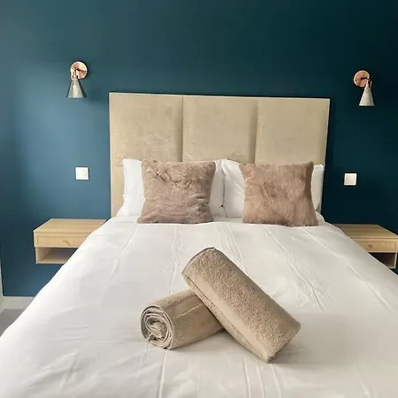 Hébergement de vacances - 5 Bedrooms 4 Bathrooms - Private Parking *