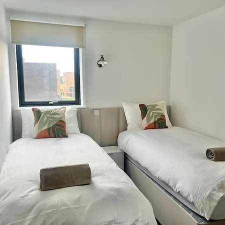 - 5 Bedrooms 4 Bathrooms - Private Parking *