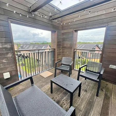 - 5 Bedrooms 4 Bathrooms - Private Parking Holiday home