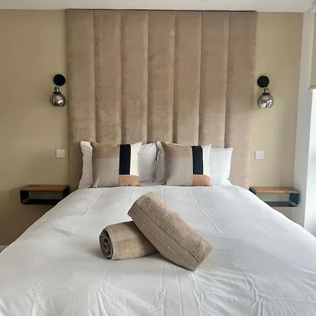 - 5 Bedrooms 4 Bathrooms - Private Parking *