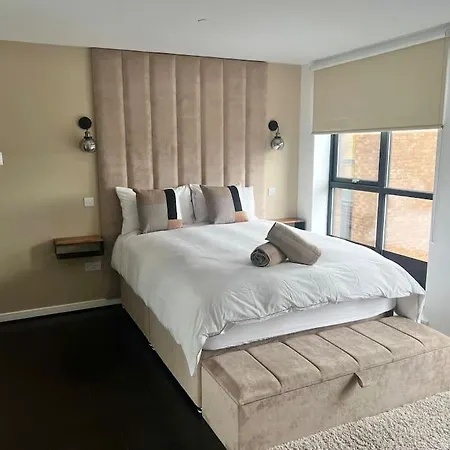 Holiday home - 5 Bedrooms 4 Bathrooms - Private Parking