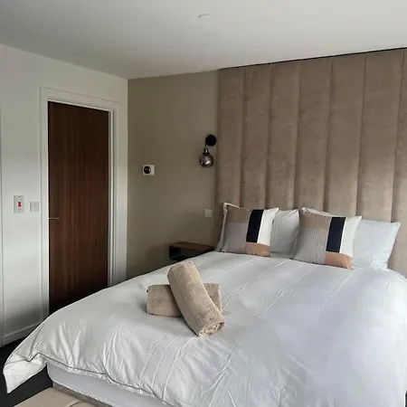 - 5 Bedrooms 4 Bathrooms - Private Parking Holiday home *