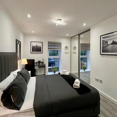 Private Bedroom - Modern Flat - West End Homestay