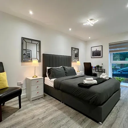 Private Bedroom - Modern Flat - West End *