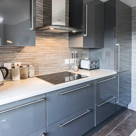 Bright And Airy Daire