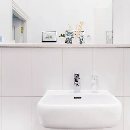 Incredible Contemporary Flat In Heart Of West End Apartment Glasgow