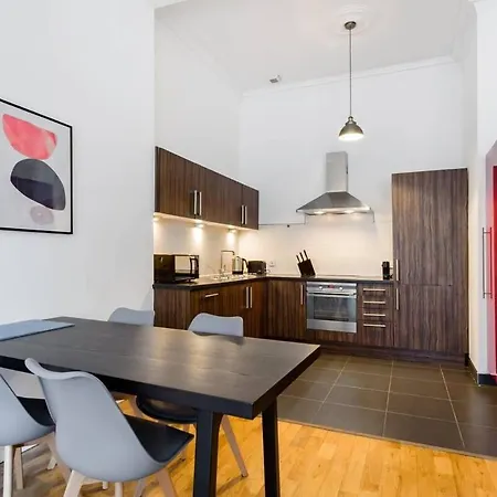 Incredible Contemporary Flat In Heart Of West End *
