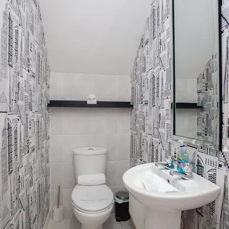 Beautifully Designed Pollok House Holiday home Glasgow