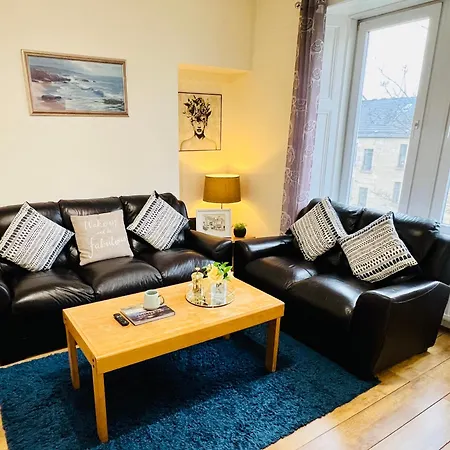 Cozy 2 Bed Just Minutes From Airport Glasgow