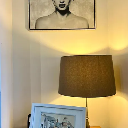 Cozy 2 Bed Just Minutes From Airport