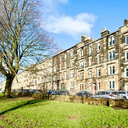 Cozy 2 Bed Just Minutes From Airport Glasgow