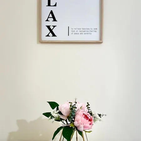 Cozy 2 Bed Just Minutes From Airport Apartman