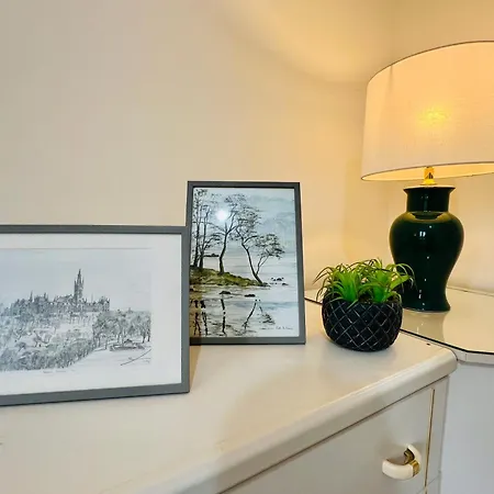Cozy 2 Bed Just Minutes From Airport