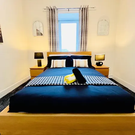 Cozy 2 Bed Just Minutes From Airport Apartman *