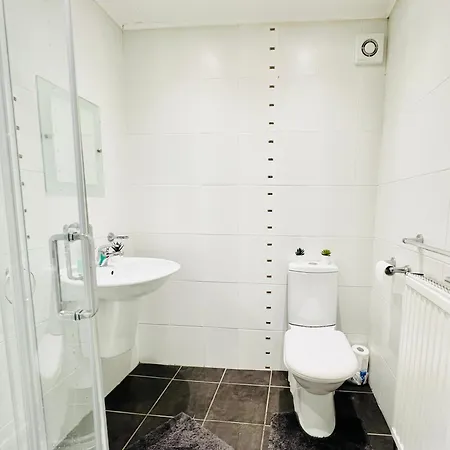 Cozy 2 Bed Just Minutes From Airport *