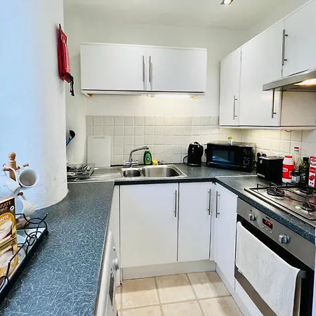 Apartment Cozy 2 Bed Just Minutes From Airport *