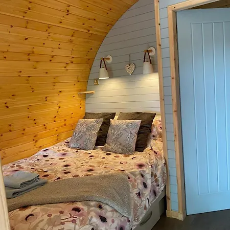 Campsie Luxury Pods With Hot Tub * Glasgow