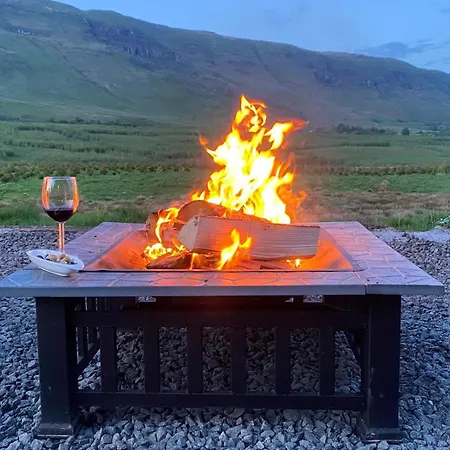 Campsie Luxury Pods With Hot Tub *