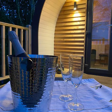 Campsie Luxury Pods With Hot Tub Glasgow