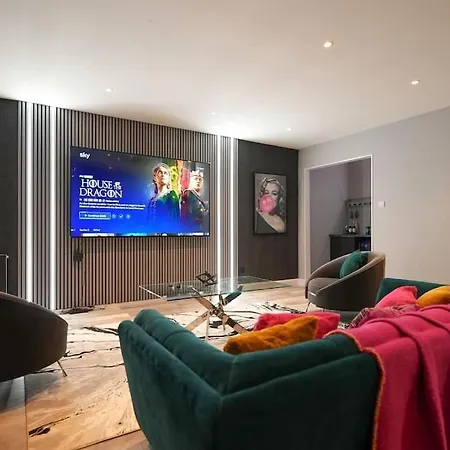 Riverside Penthouse With Bar