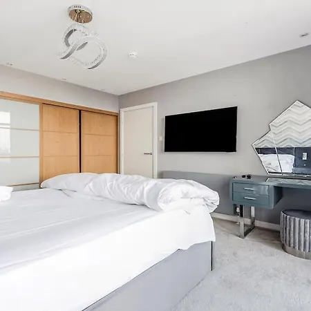 Апартаменты Riverside Penthouse With Bar *