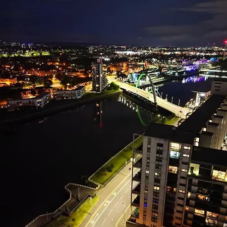 Апартаменты Riverside Penthouse With Bar