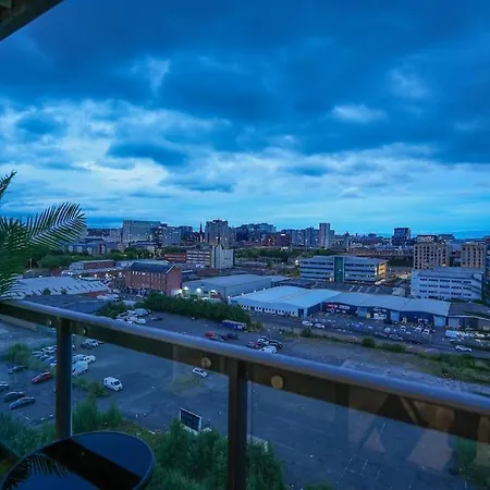 Апартаменты Riverside Penthouse With Bar