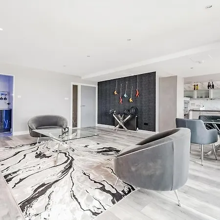 Апартаменты Riverside Penthouse With Bar