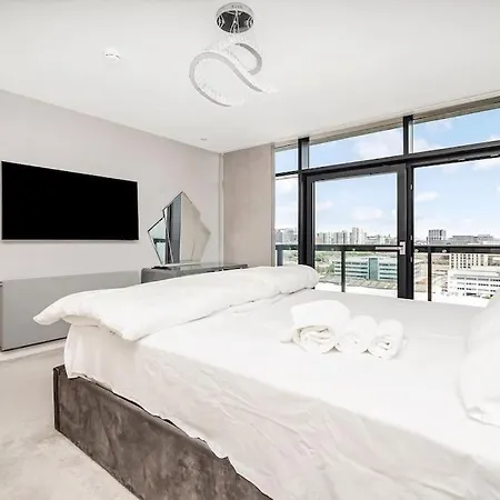 Riverside Penthouse With Bar