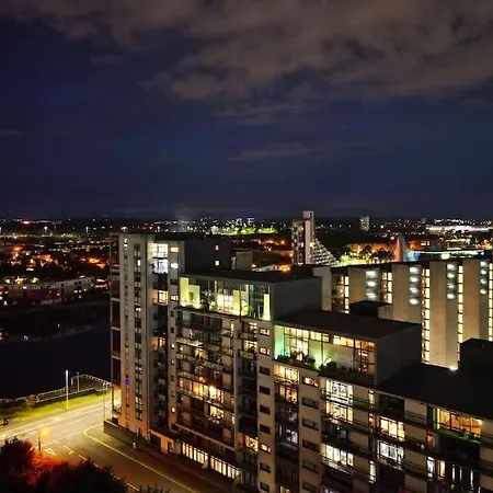 Riverside Penthouse With Bar Глазго