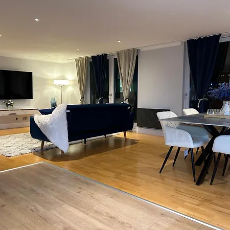 Apartment La *