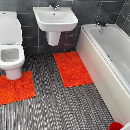 Radiant Homes 2 Bedrooms 2 Bathrooms Free Parking *