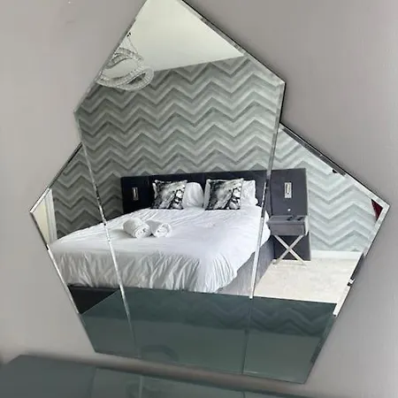 Luxurious Penthouse With Bar At Hydro & Secc شقة غلاسغو